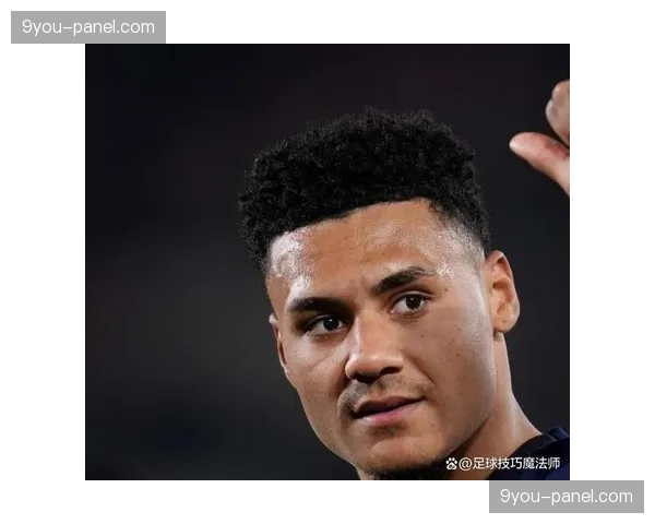 训练场观察:曼联着重演练由沃特金斯领衔的维拉前锋线的防守策略 训练场观察:曼联着重演练由沃特金斯领衔的维拉前锋线的防守策略