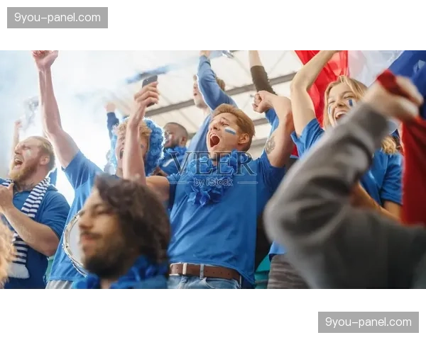 家庭时刻:进球后,进球队员跑向看台与怀孕妻子庆祝 家庭时刻:进球后,进球队员跑向看台与怀孕妻子庆祝