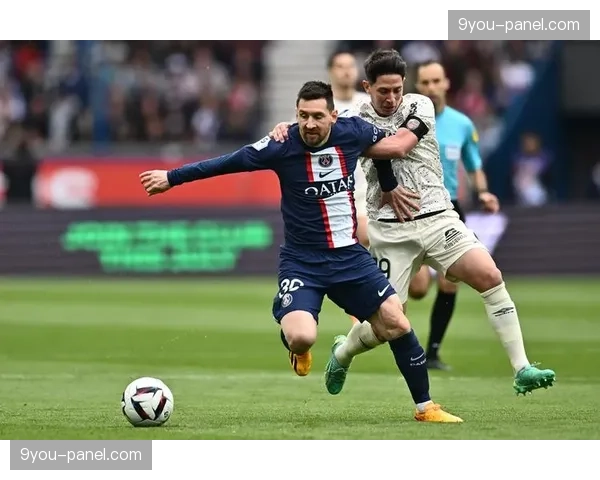 特写：洛里昂门将姆沃戈扑出关键点球后怒吼庆祝