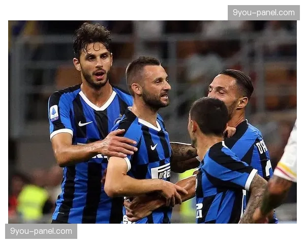 萨索洛对阵莱切比赛因球迷向场内投掷烟火中断十五分钟 萨索洛对阵莱切比赛因球迷向场内投掷烟火中断十五分钟